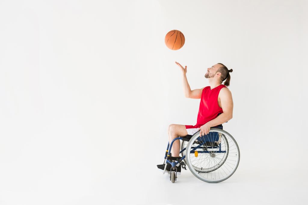 Sportivo disabili che gioca a basket
 - Foto, immagini
