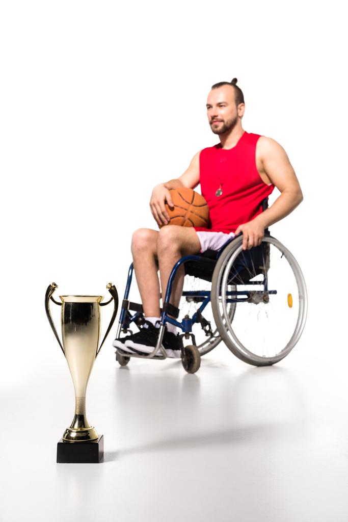 Urheilija pyörätuolissa pokaalin kanssa
 - Valokuva, kuva