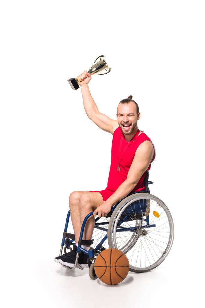 Sportowca na wózku inwalidzkim z trofeum - Zdjęcie, obraz
