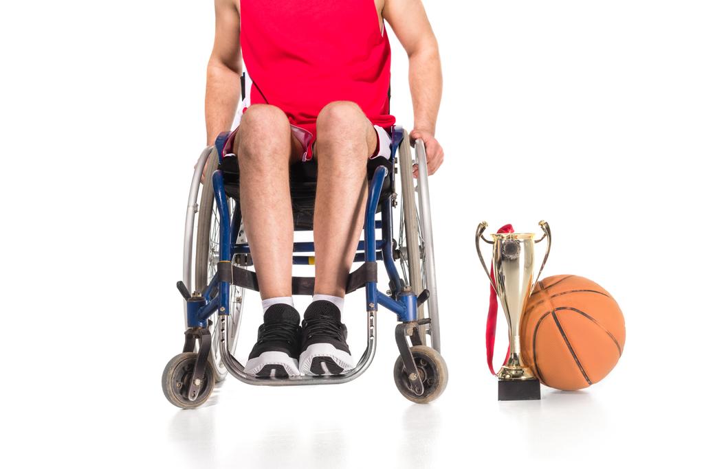 Sportowca na wózku inwalidzkim z trofea   - Zdjęcie, obraz