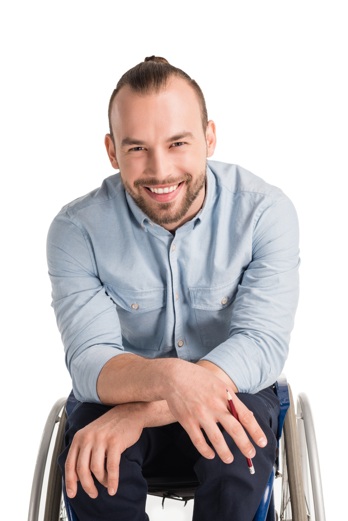 uśmiechnięty mężczyzna na wózku inwalidzkim  - Zdjęcie, obraz