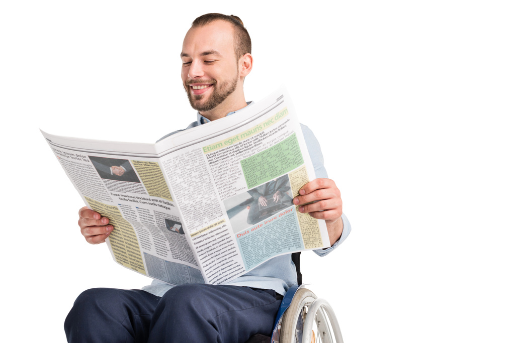 człowiek na wózku inwalidzkim, czytania gazety - Zdjęcie, obraz