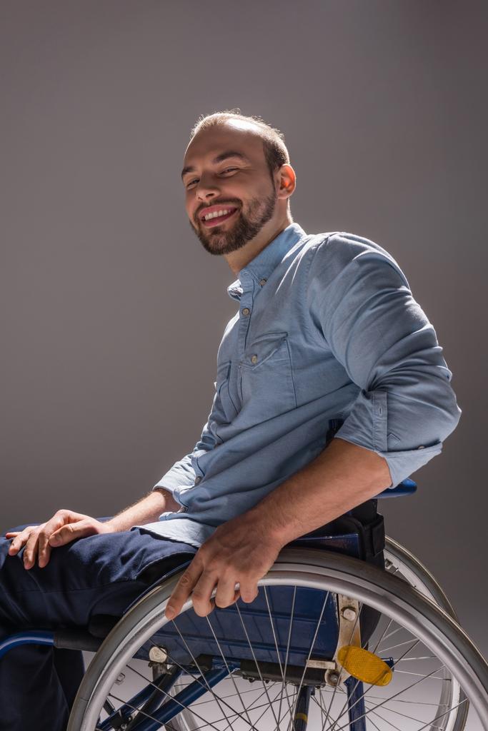sorrindo homem em cadeira de rodas
 - Foto, Imagem