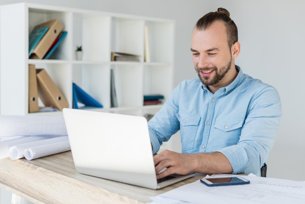 Бизнесмен, работающий с ноутбуком  - Фото, изображение