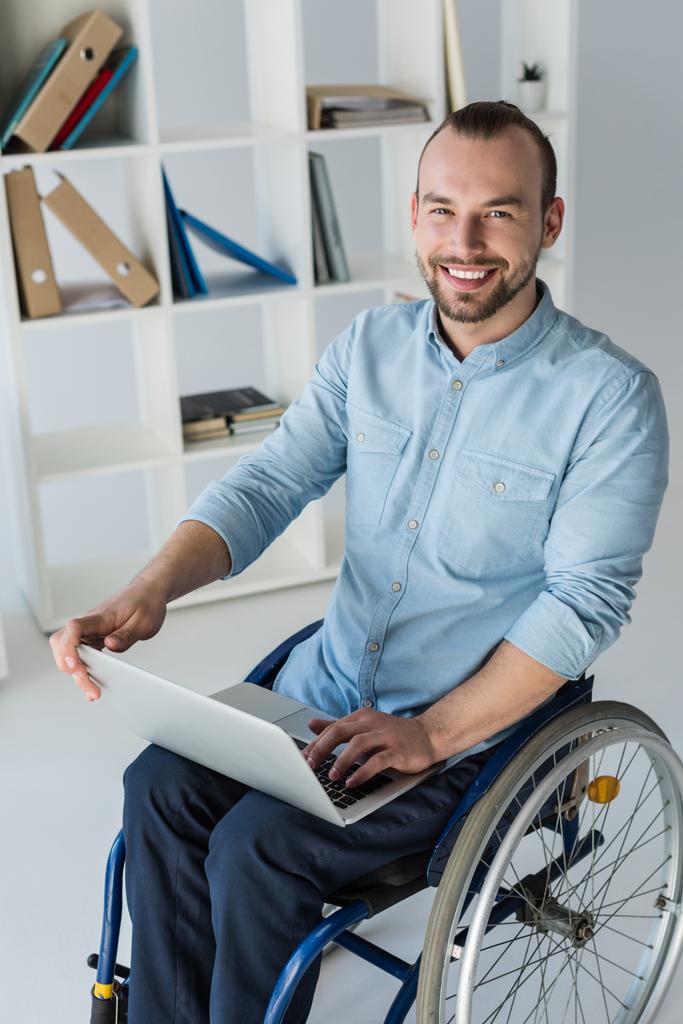 hombre de negocios discapacitado utilizando ordenador portátil
 - Foto, imagen