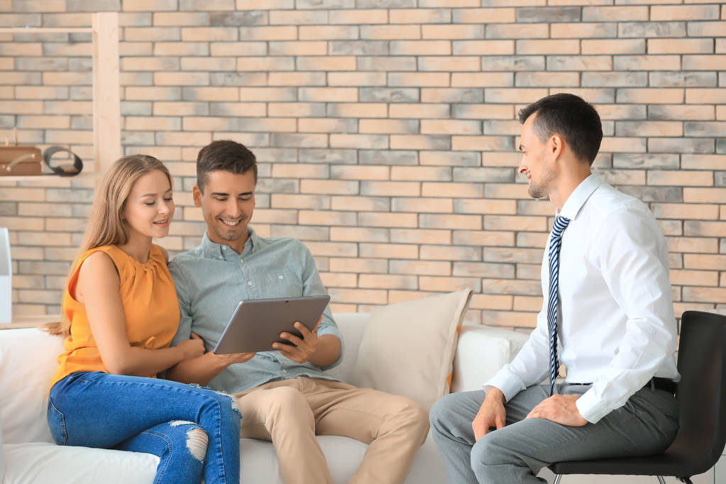 Брокер з нерухомості та клієнти обговорюють купівлю нової квартири в офісі
 - Фото, зображення