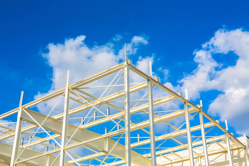 estrutura de aço contra o céu azul
 - Foto, Imagem