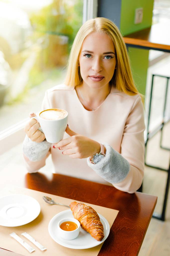 Cappuccino csésze nő  - Fotó, kép