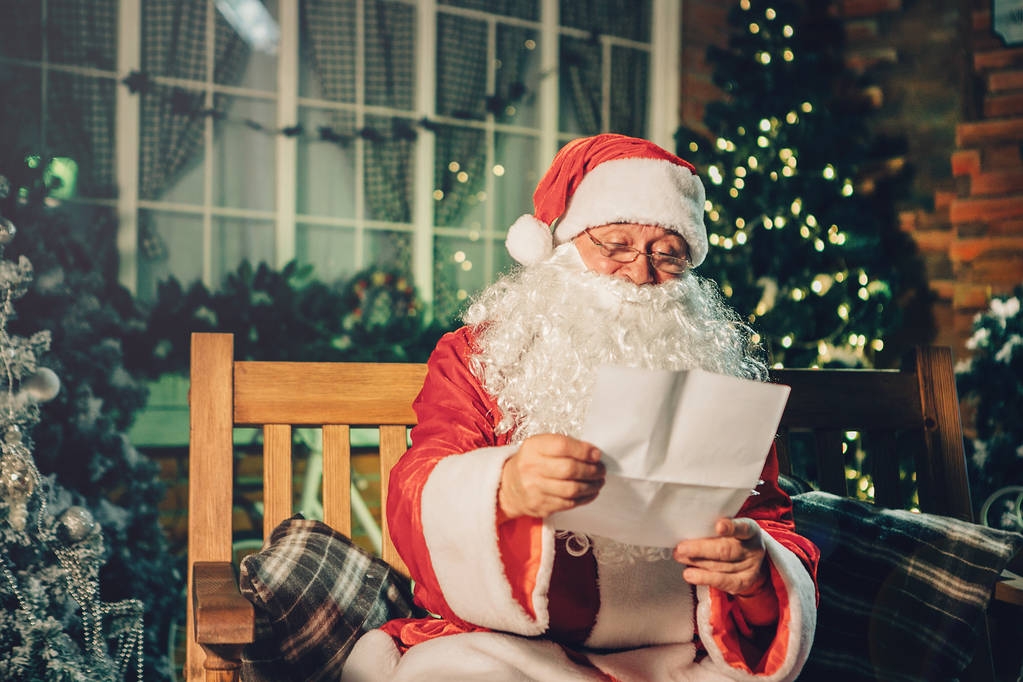 Санта Клаус читав листа від дітей
 - Фото, зображення