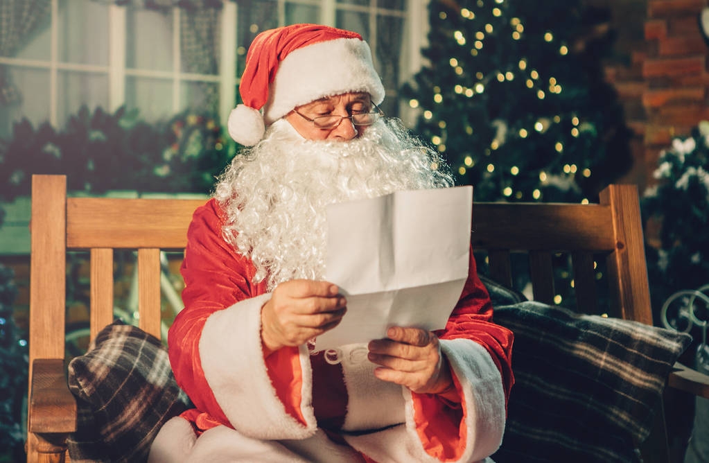 Santa claus číst dopis od dětí - Fotografie, Obrázek