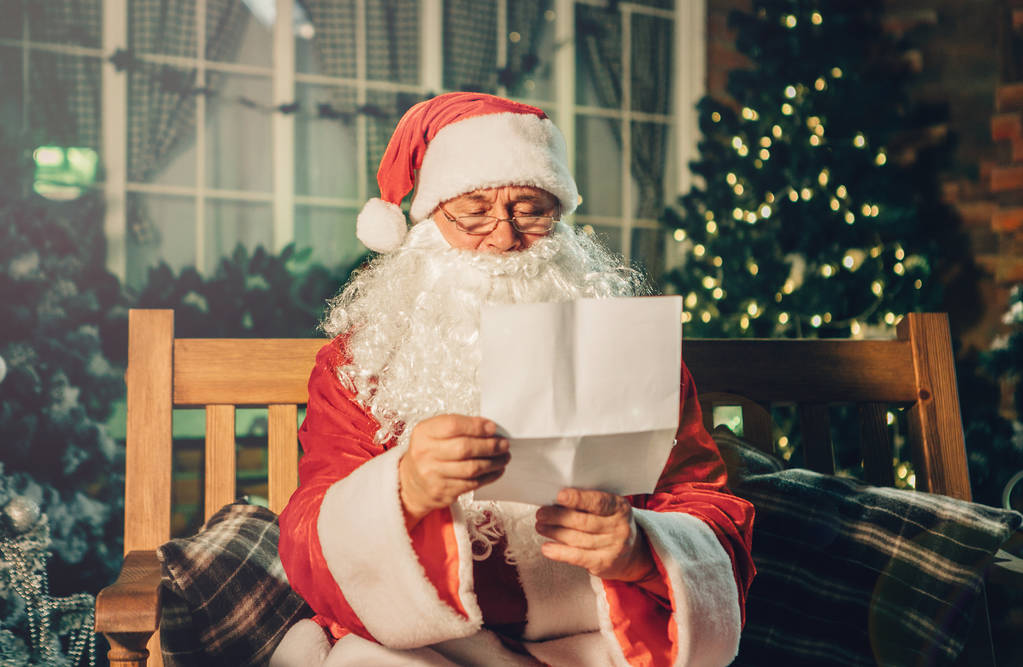 Père Noël lire lettre des enfants
 - Photo, image