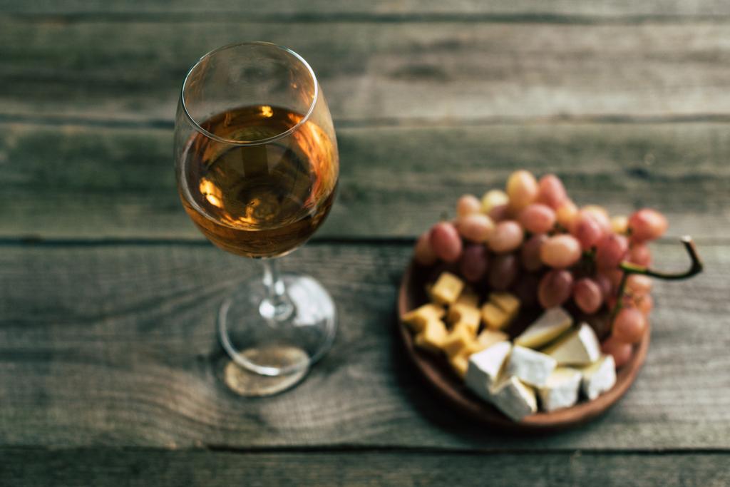 copa de vino blanco y uvas con queso
 - Foto, Imagen