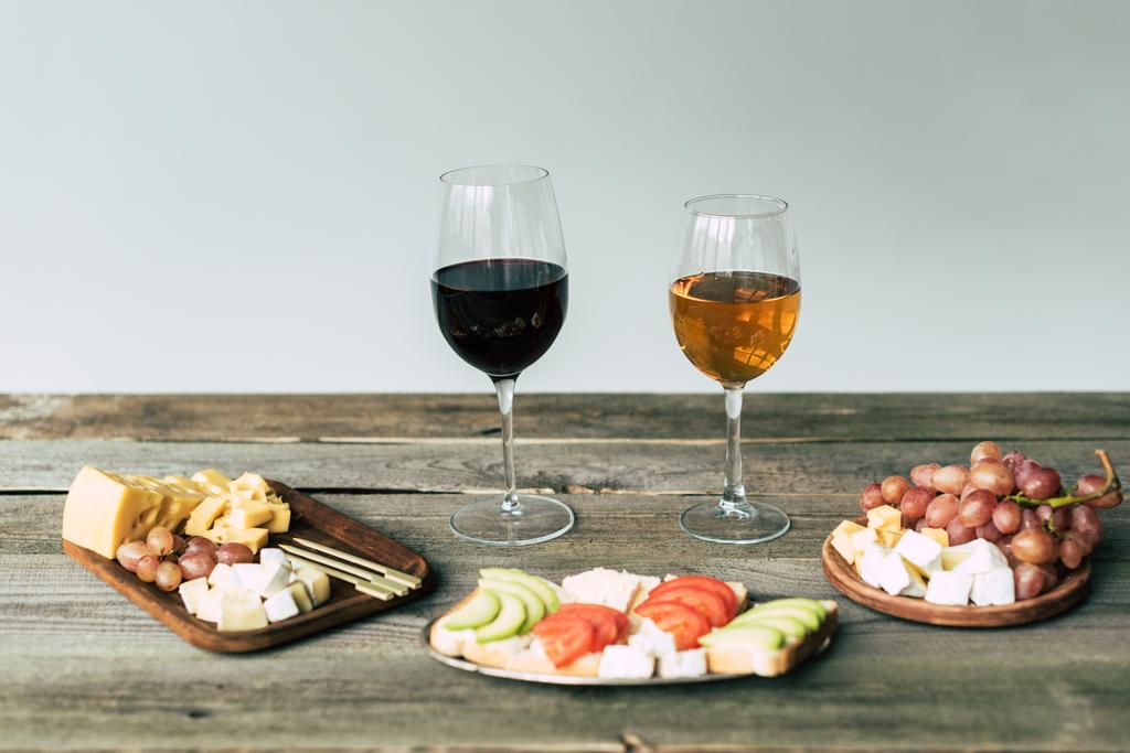 vasos de vino y comida en la mesa
  - Foto, imagen