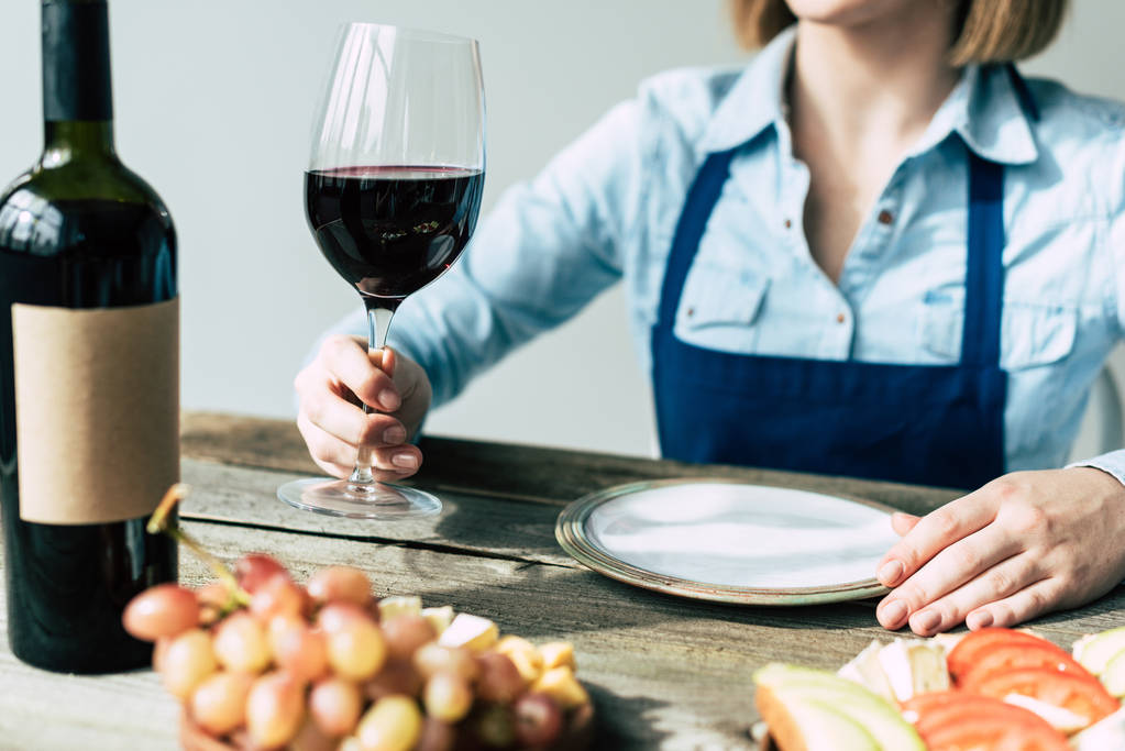 sommelier sosteniendo vaso de vino
 - Foto, Imagen