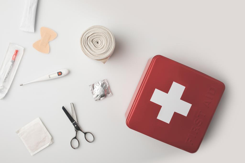 EHBO kit met medische benodigdheden  - Foto, afbeelding