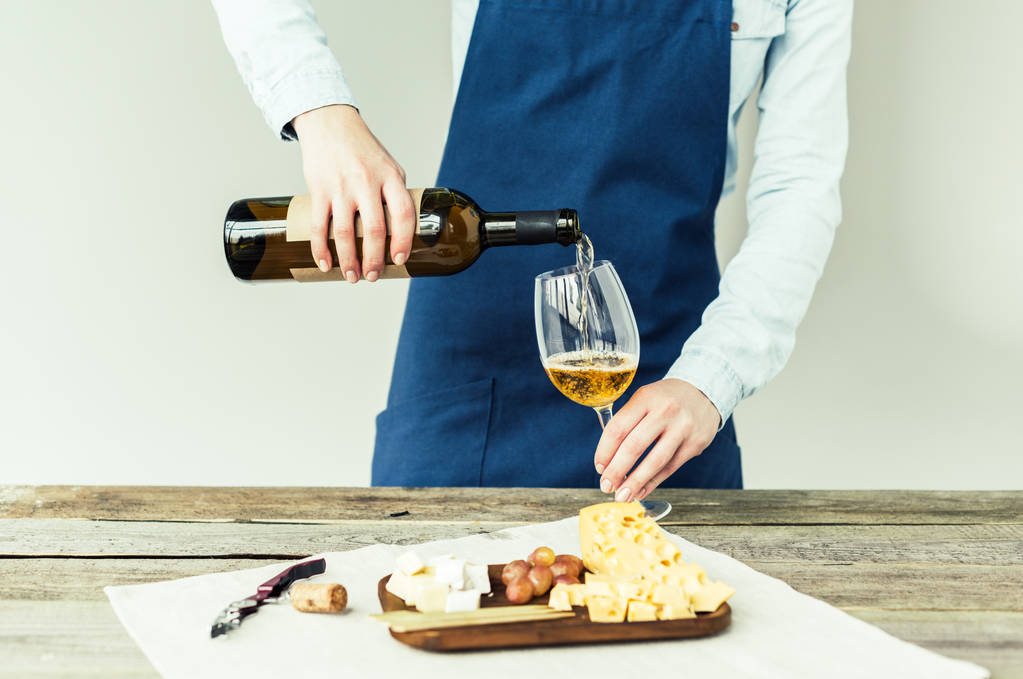Sommelier gießt Weißwein ins Glas  - Foto, Bild
