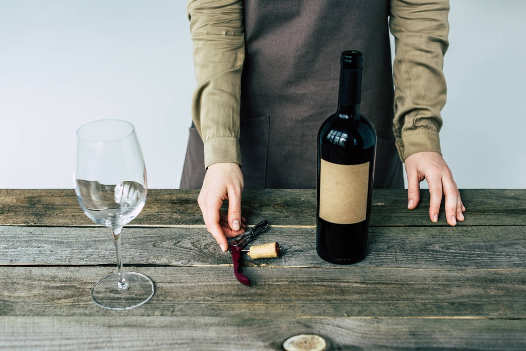 Sommelier ayakta ile şarap açık - Fotoğraf, Görsel