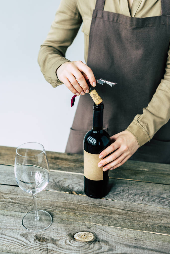 Σομελιέ άνοιγμα μπουκάλι κόκκινο κρασί  - Φωτογραφία, εικόνα