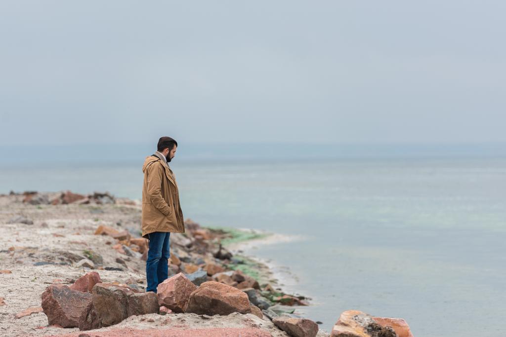 Muž, který stojí na pobřeží - Fotografie, Obrázek