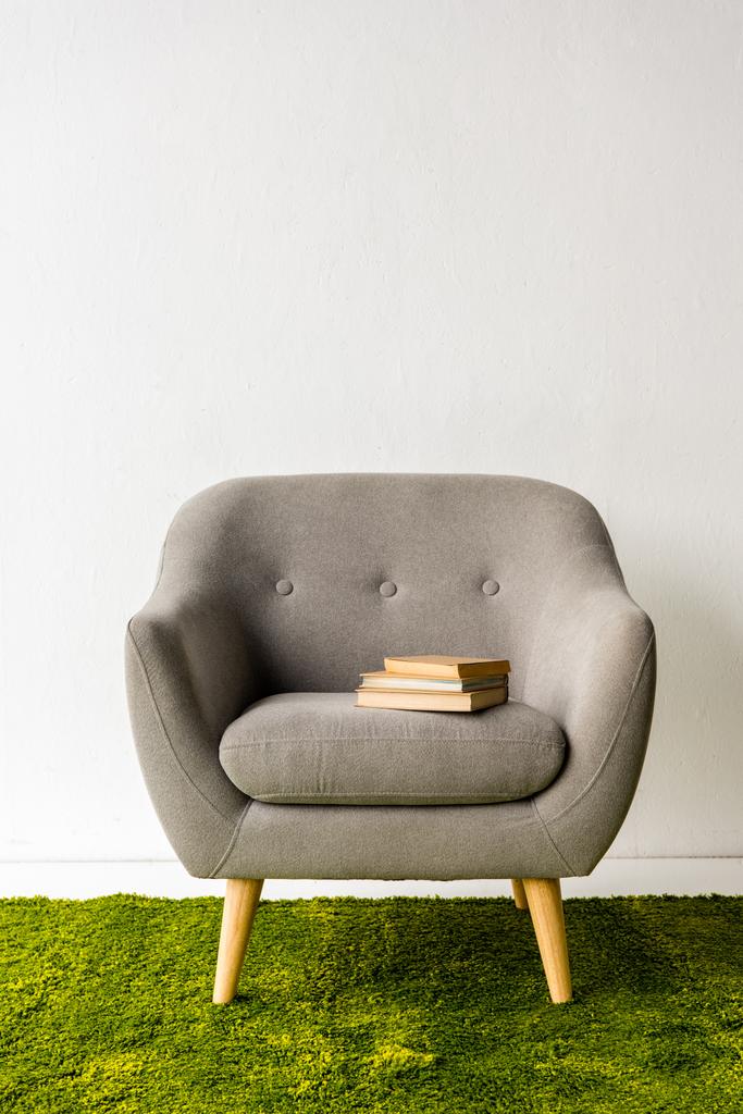Bücher auf grauem Sessel - Foto, Bild