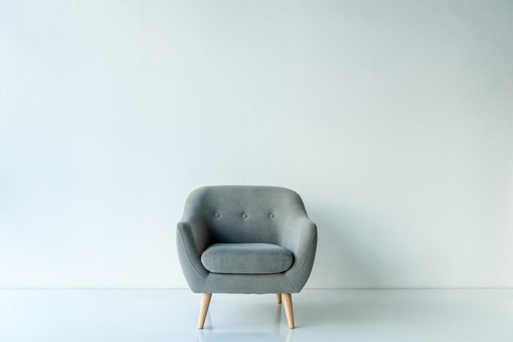Пустое кресло в номере
 - Фото, изображение