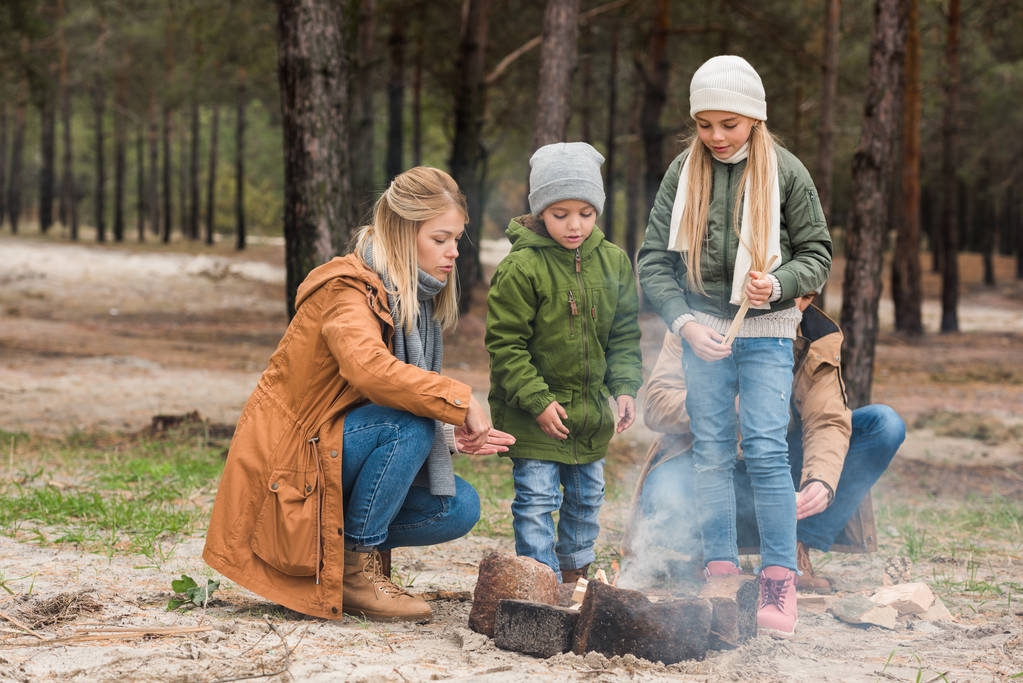 οικογένεια κάνοντας campfire - Φωτογραφία, εικόνα