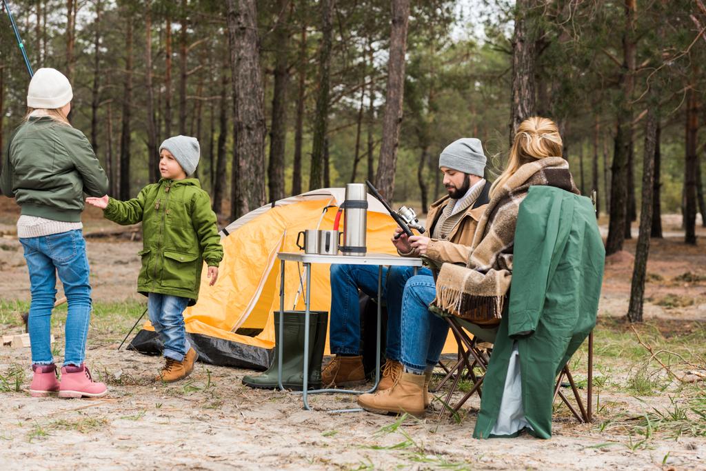 rodziny na camping w lesie - Zdjęcie, obraz