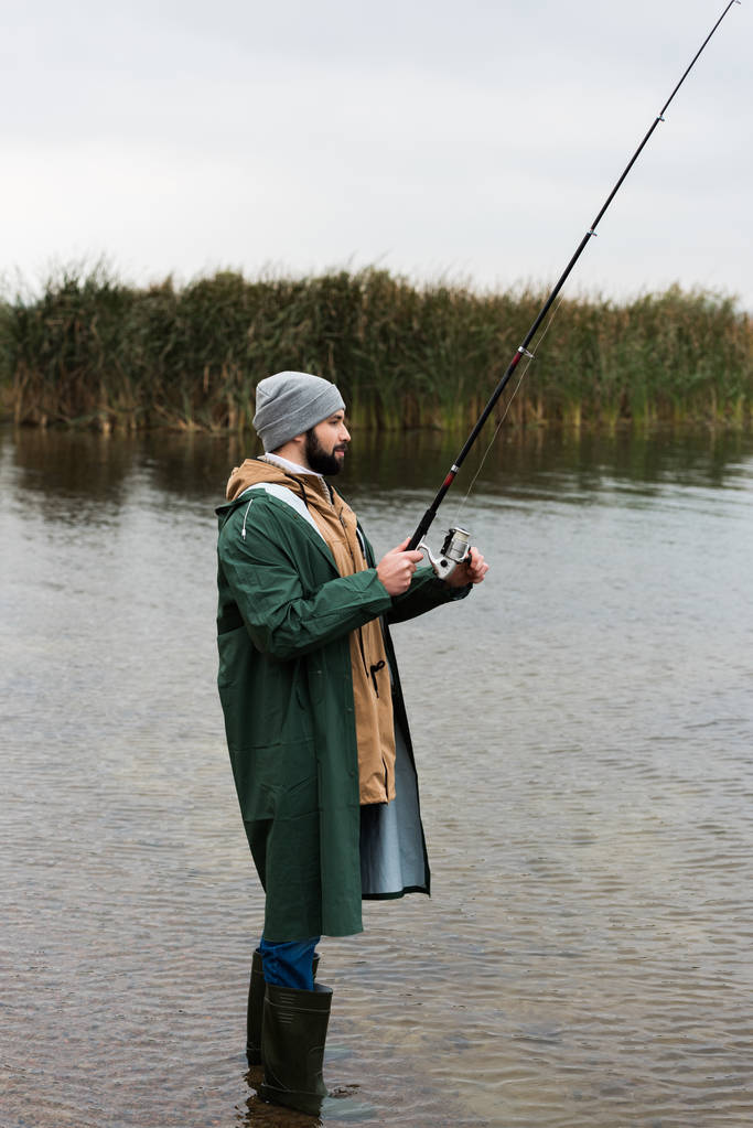 uomo pesca sul lago
 - Foto, immagini