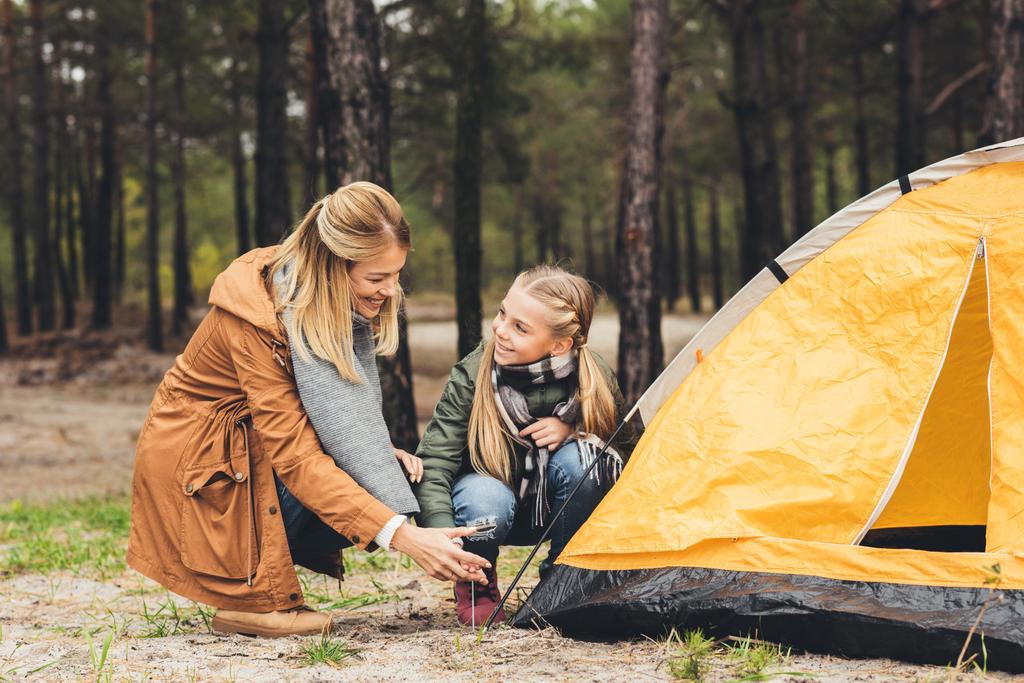 Mutter und Tochter bauen Zeltlager auf - Foto, Bild