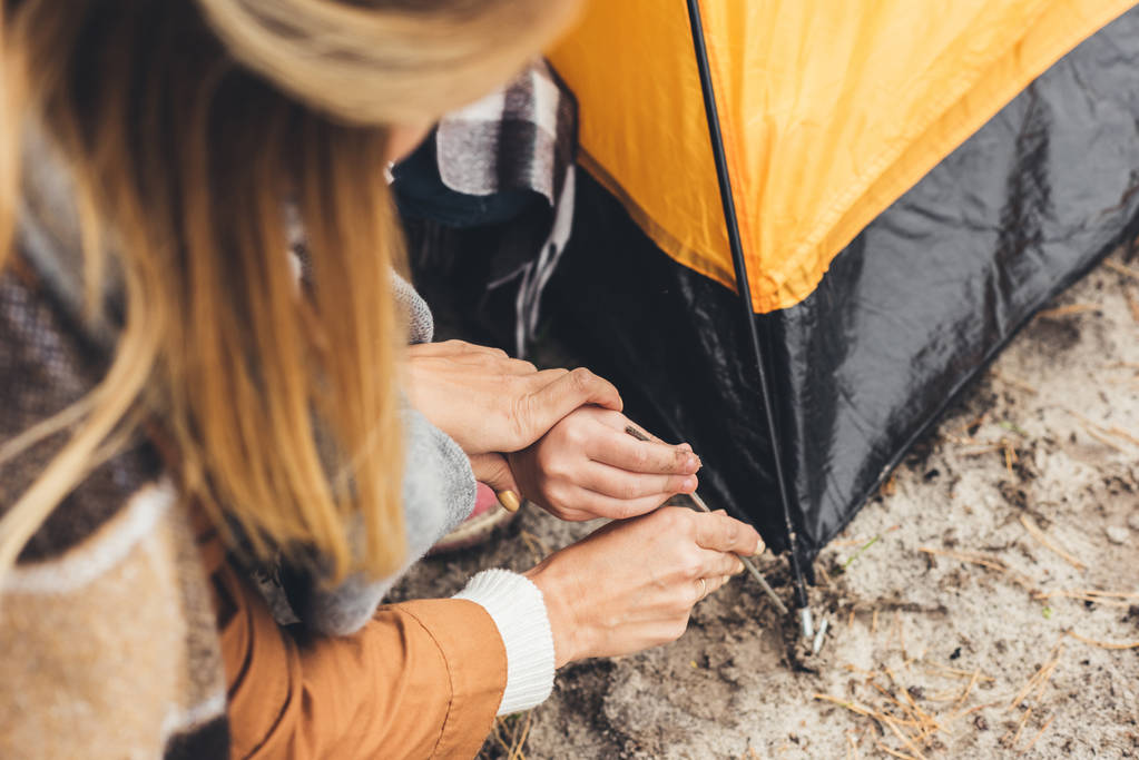 mère et enfant installant la tente de camping
 - Photo, image