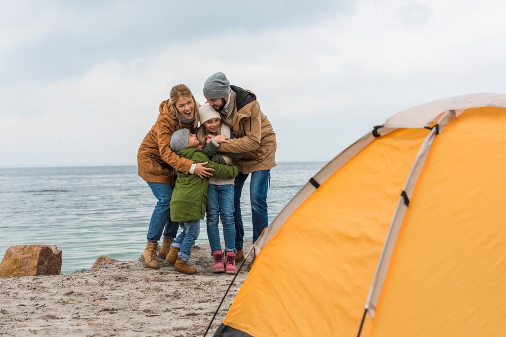 幸せな家族の海岸でキャンプ - 写真・画像
