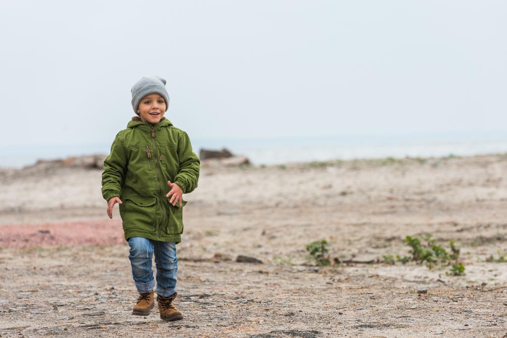 tengerparton futó fiú - Fotó, kép