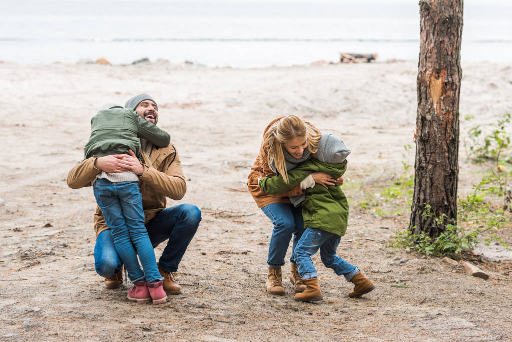 familia divirtiéndose en la orilla del mar
 - Foto, imagen