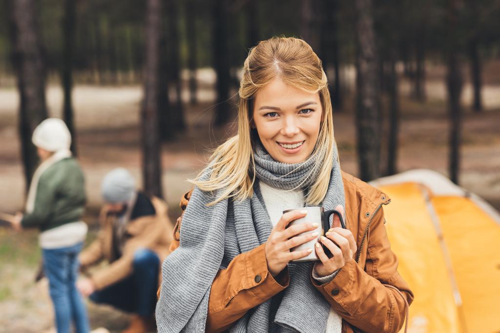 mujer con taza de bebida caliente al aire libre
 - Foto, imagen