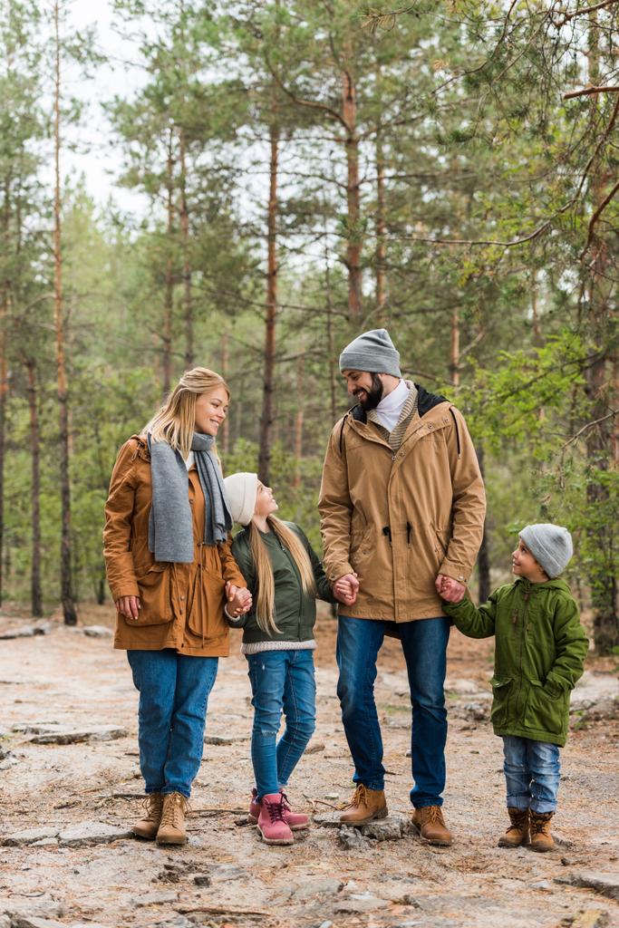 Perhe kävelee metsässä yhdessä
 - Valokuva, kuva
