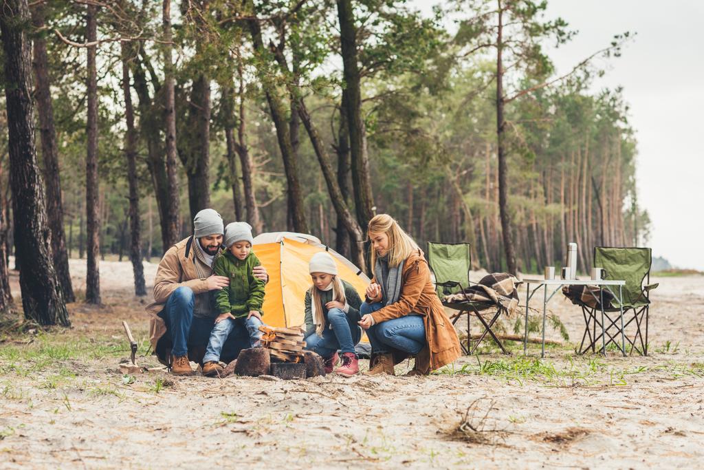 οικογένεια κάνοντας campfire - Φωτογραφία, εικόνα