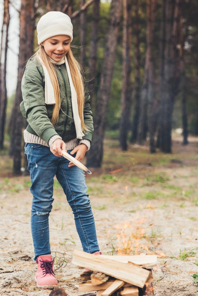 kız şenlik ateşine odun ekleme - Fotoğraf, Görsel