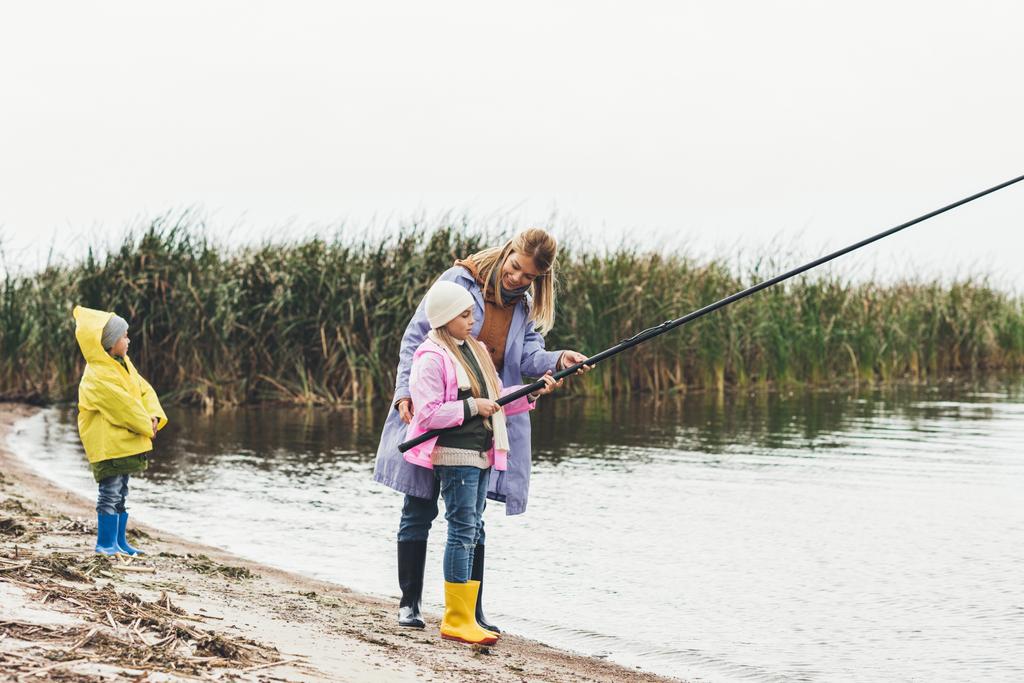 мати і діти рибалять разом
 - Фото, зображення
