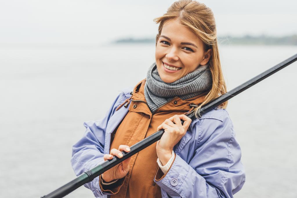 Kalastusvavalla varustettu nainen - Valokuva, kuva