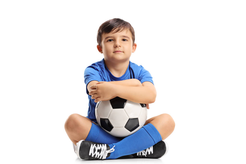 Malý fotbalista sedí na podlaze - Fotografie, Obrázek