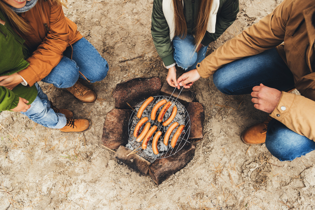 saucisses grillades familiales sur le feu de joie
 - Photo, image