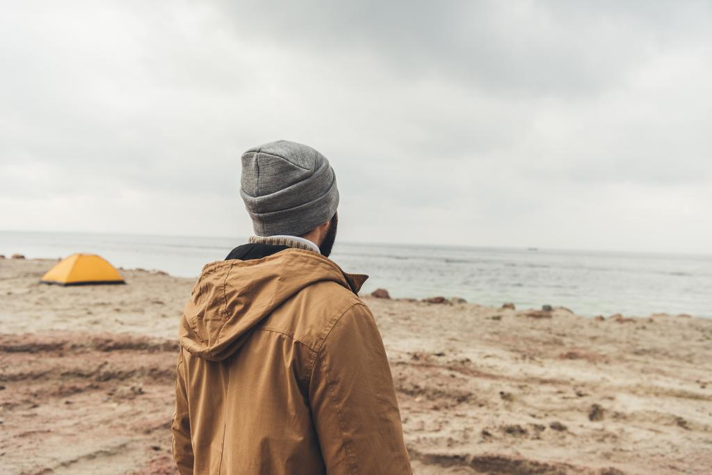 młody człowiek stojący na wybrzeżu - Zdjęcie, obraz