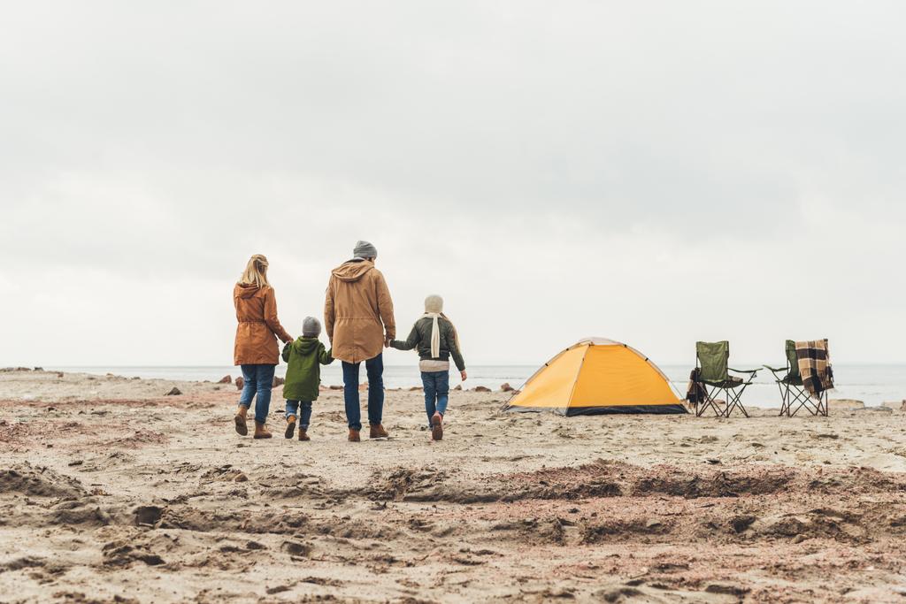 famille à pied à la tente de camping
 - Photo, image