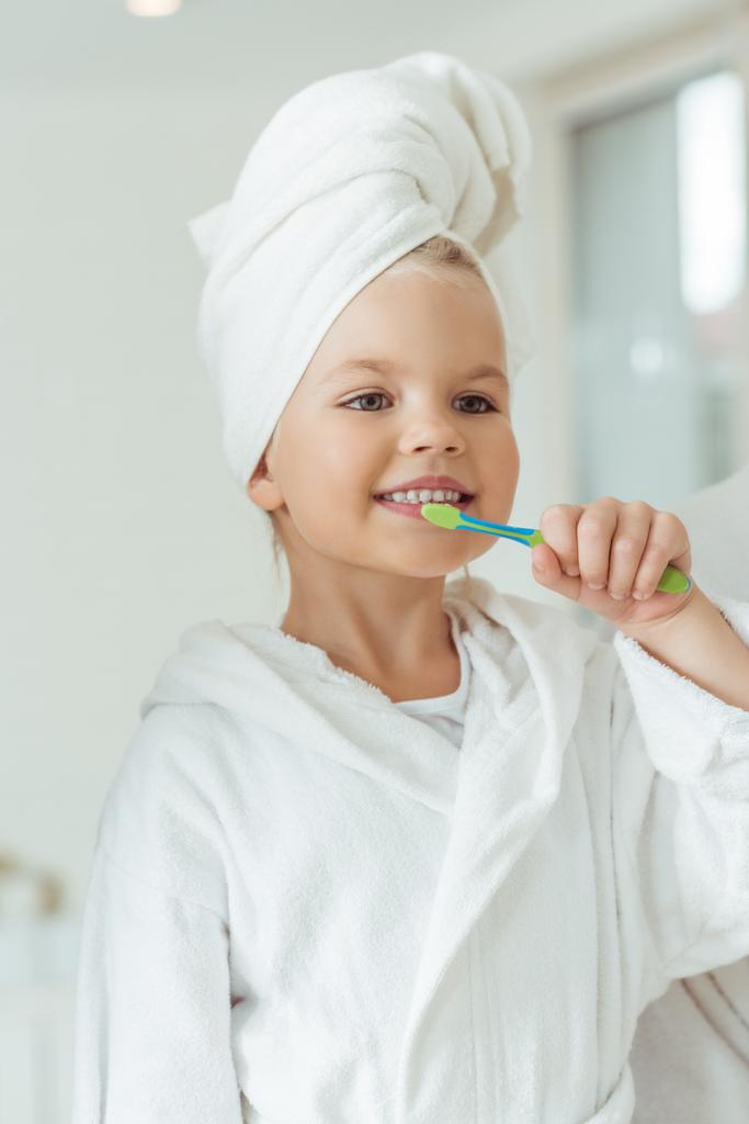 dítě v županu, čištění zubů - Fotografie, Obrázek