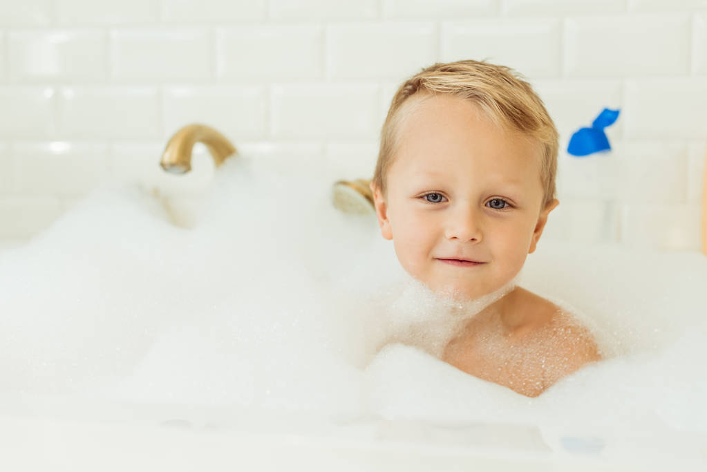 Pieni poika kylpyammeessa
 - Valokuva, kuva