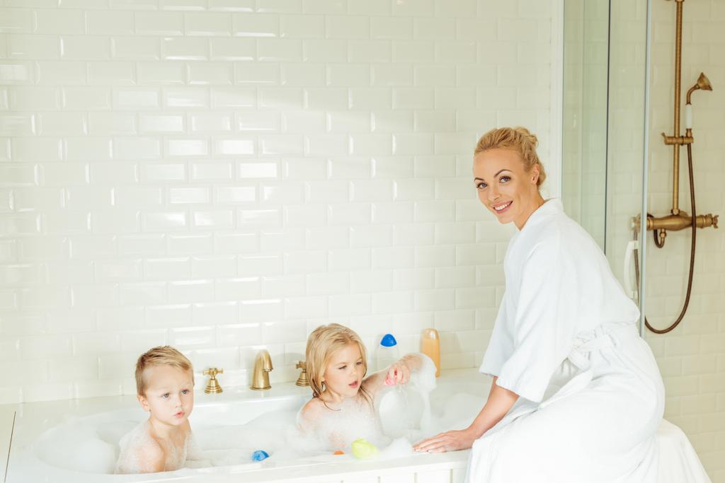 Mutter wäscht Kinder in Badewanne - Foto, Bild