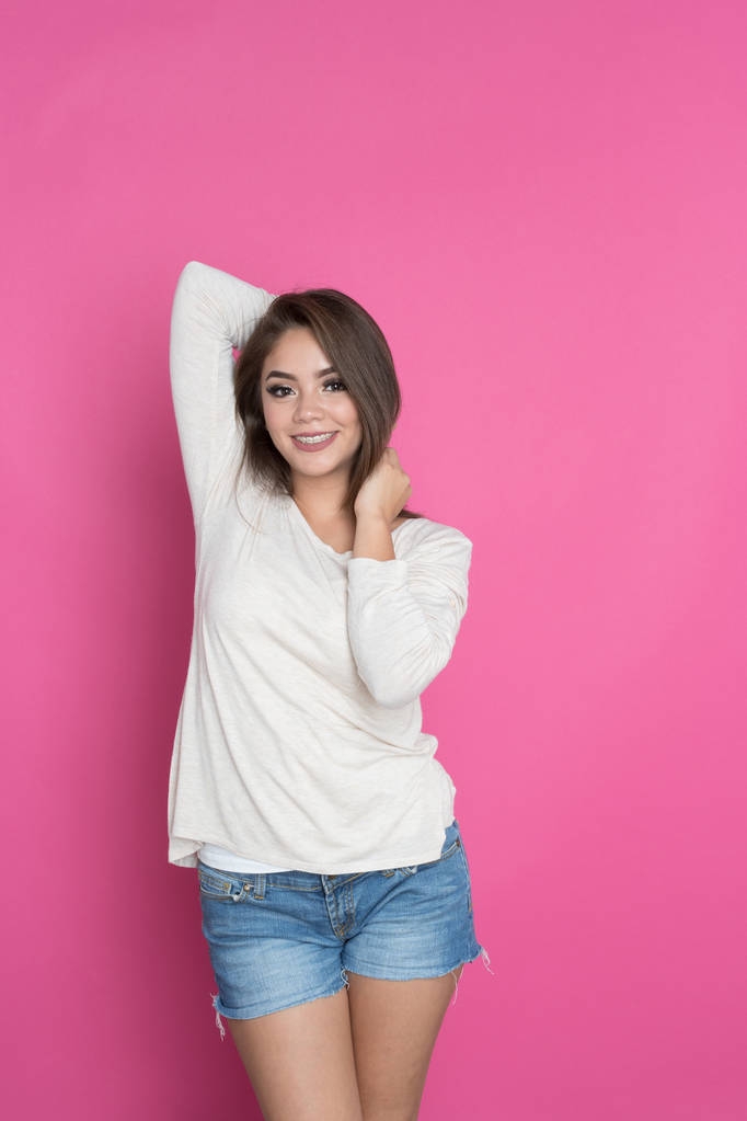 Adolescente hispana chica en rosa
 - Foto, Imagen