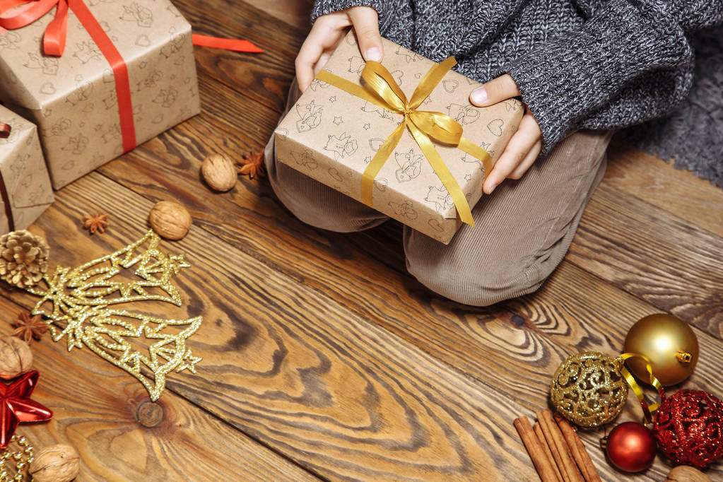 Маленька дитина тримає подарунок. Концепція, свято, Різдво та новий рік. - Фото, зображення