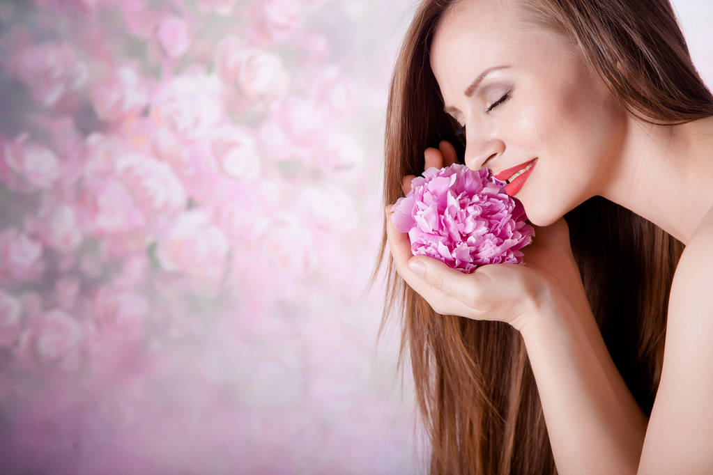 Hermosa chica con flores de peonía
 - Foto, imagen