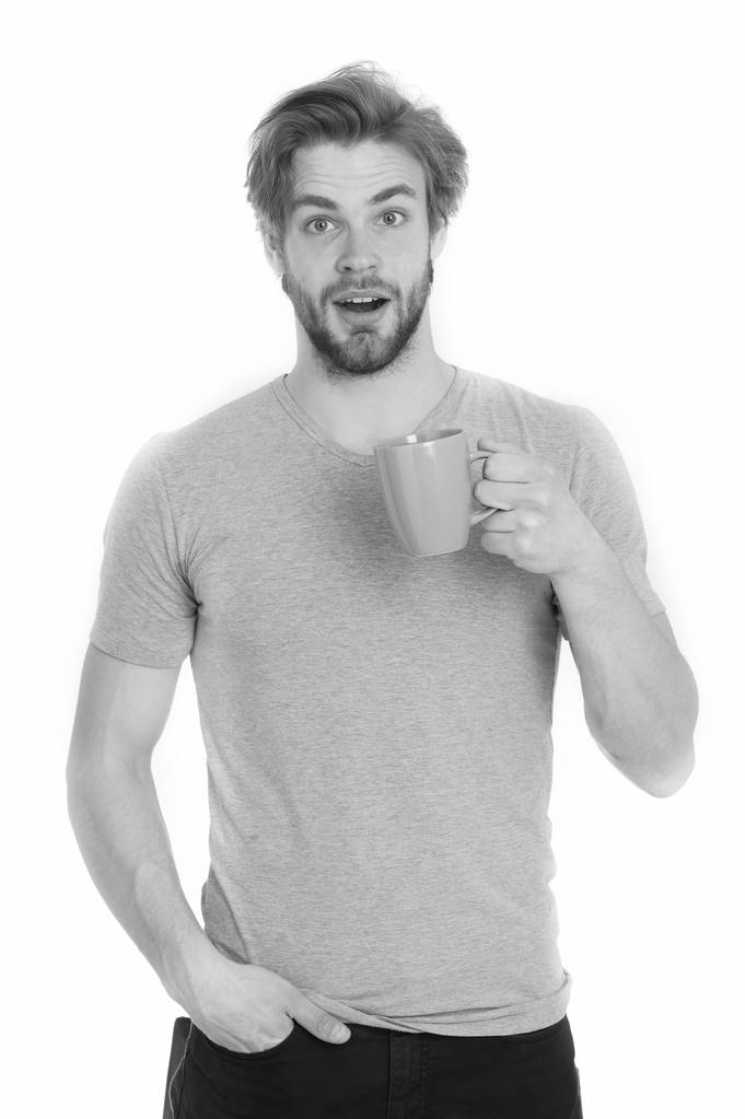 человек или удивленный парень пить из кофе или чашки чая
 - Фото, изображение